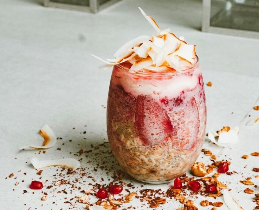 smoothie de granada con frutas del bosque y plátano